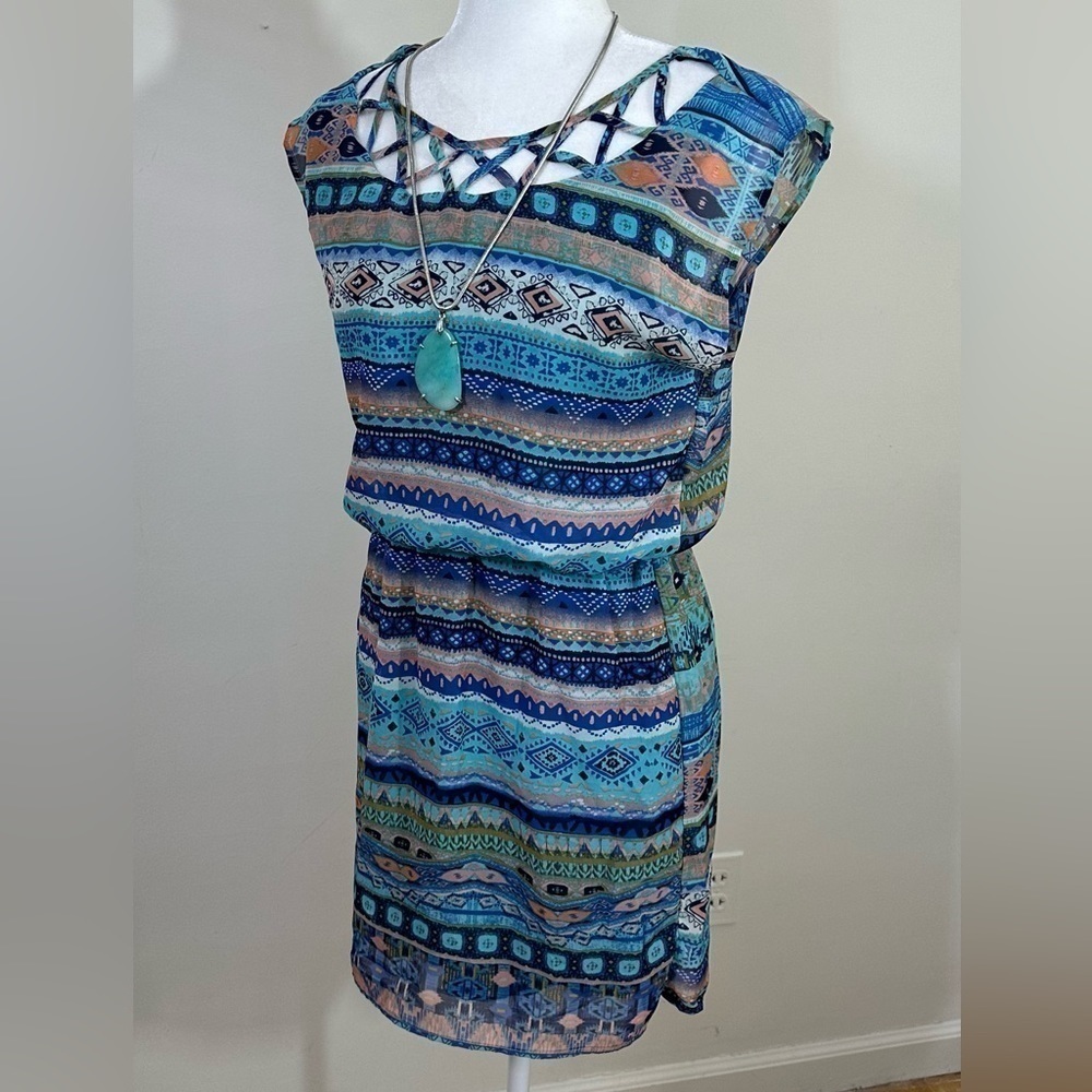 City Triangle’s sz sm dress in an abstract design. Sheer fabric with a lining - Picture 4 of 13